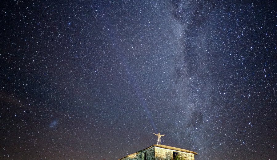 Céu noturno estrelado sobre a Pirâmide de São Thomé das Letras